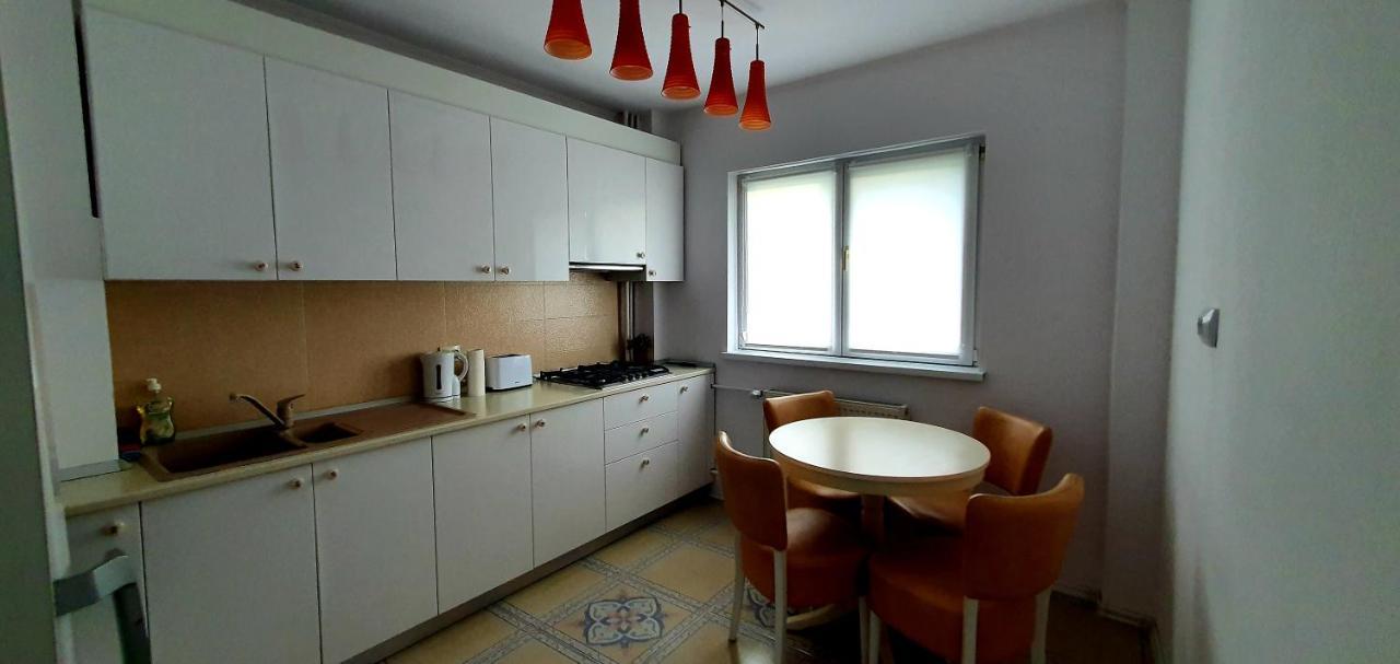 Between Parks - King Bed - - Football Field Apartment *